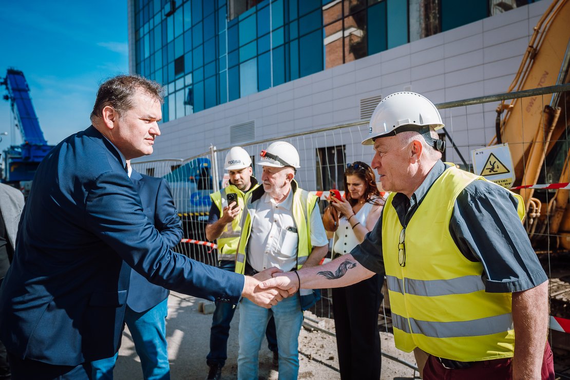Contractul pentru finalizarea Centrului de Arsi de la Targu Mures este prelungit Investitia se apropie de finalizare fiind realizata in proportie de 90