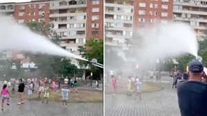 Copiii au gasit solutia pentru caldura pompierii i au stropit cu furtunul si s au distrat