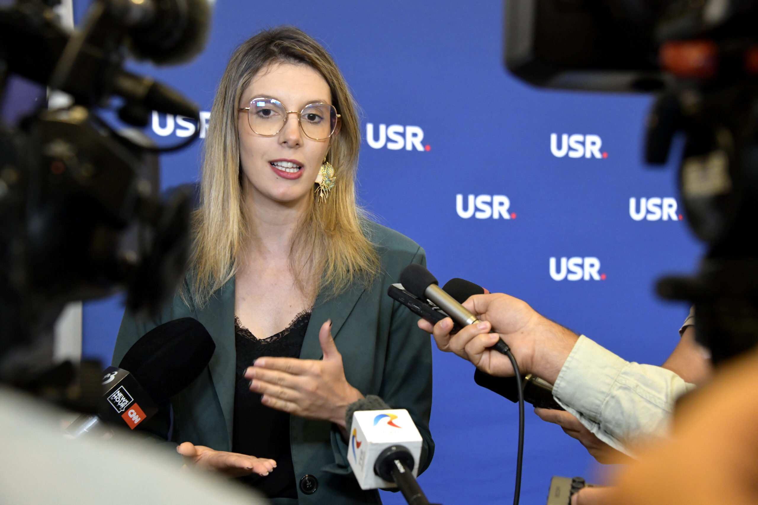 Diana Buzoianu, despre problema urșilor: am observat că mulți primari se eschivează de la responsabilitatea de a interveni. 2 Diana Buzoianu despre problema ursilor am observat ca multi primari se eschiveaza de la responsabilitatea de a interveni