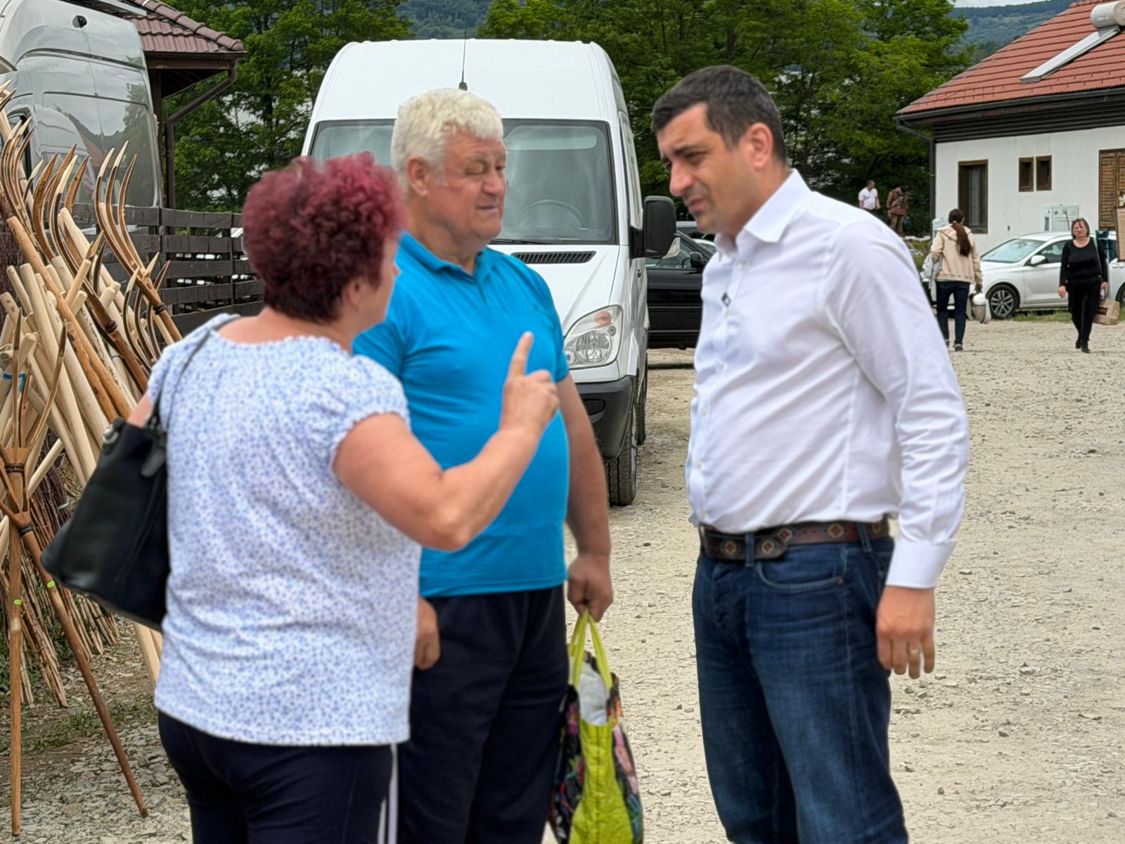 George Simion prezent in mijlocul oamenilor la Negreni Liderul AUR a participat la actiunea AUR te asculta organizata in targul localitatii