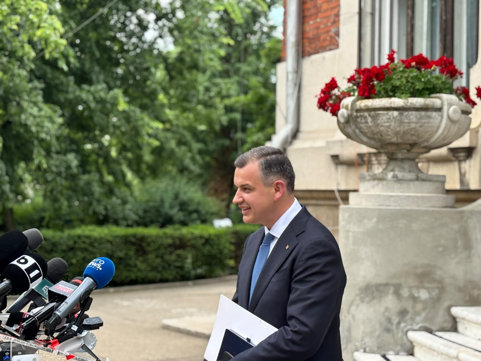 Guvernul Tomac se va prezenta la începutul săptămânii viitoare în Parlament pentru vot: Sunt optimist că vom obține peste 233 de voturi. 2 Guvernul Tomac se va prezenta la inceputul saptamanii viitoare in Parlament pentru vot Sunt optimist ca vom obtine peste 233 de voturi