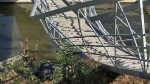 O pasarela s a rupt in timpul inaugurarii Portului Turistic Calarasi Un copil si doi adulti au fost