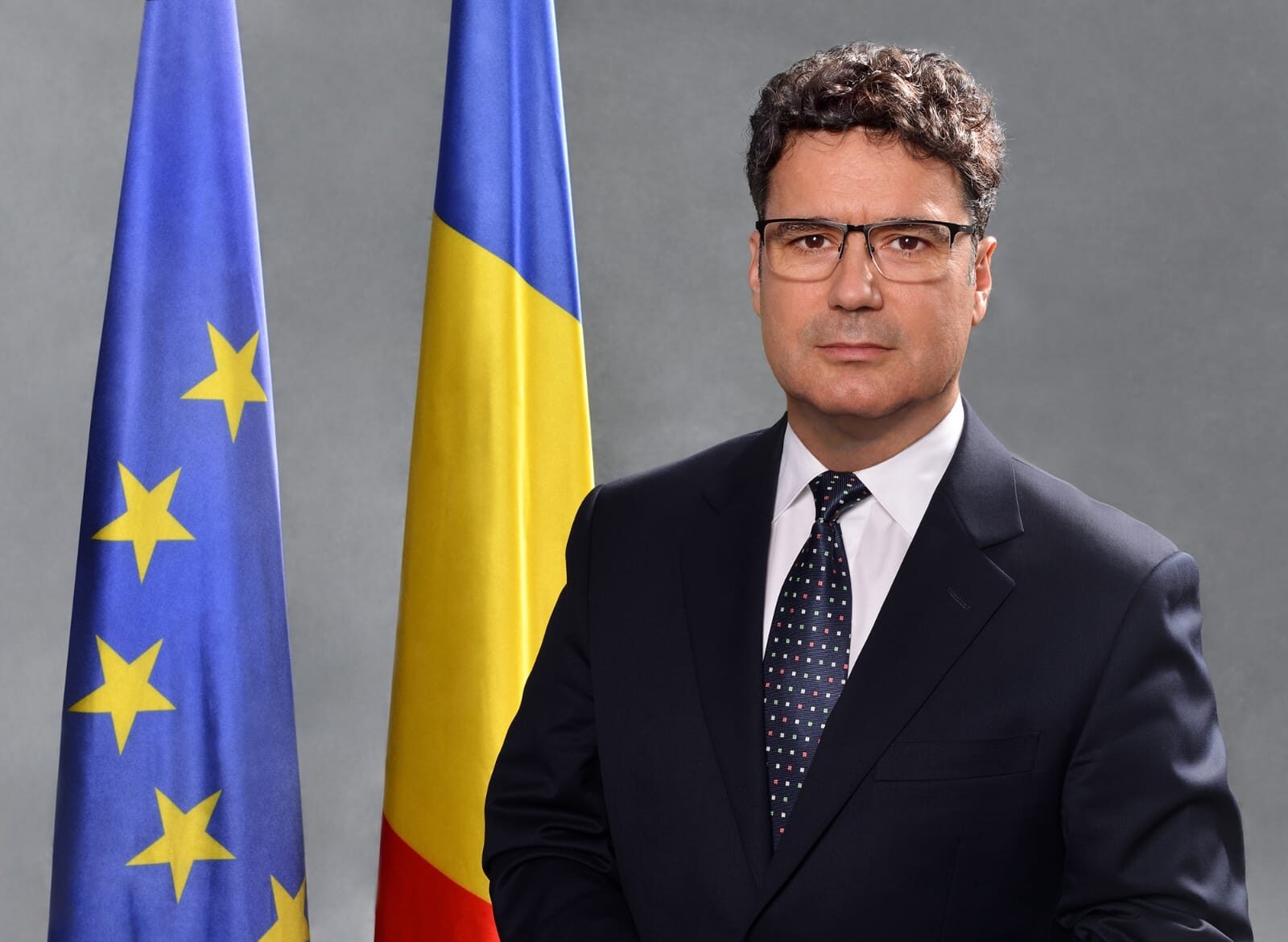 Rectorul SNSPA sugereaza formarea unui guvern de armistitiu