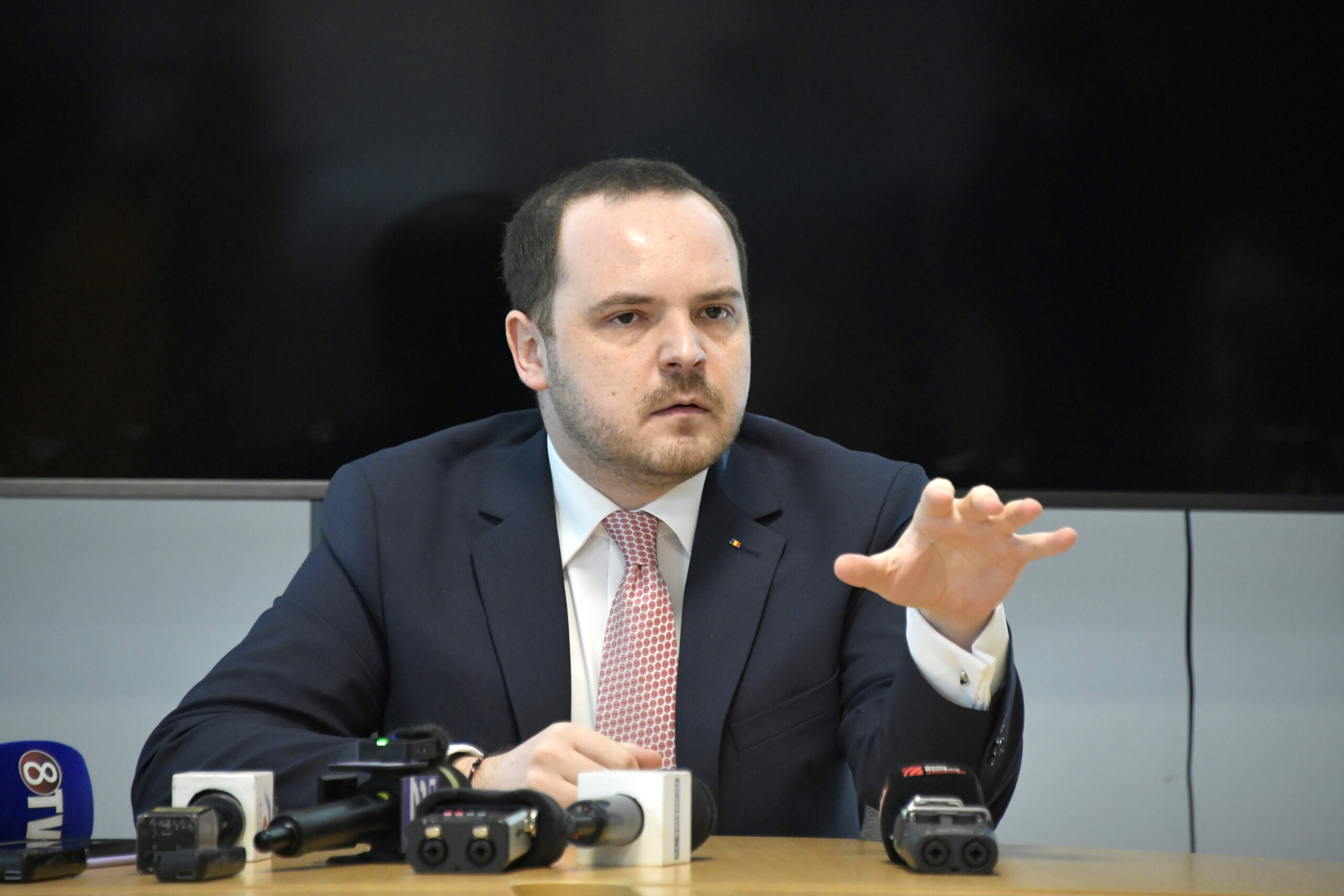 Rogobete il invita pe Bolojan sa l insoteasca intr un spital La patul bolnavului nu exista propaganda