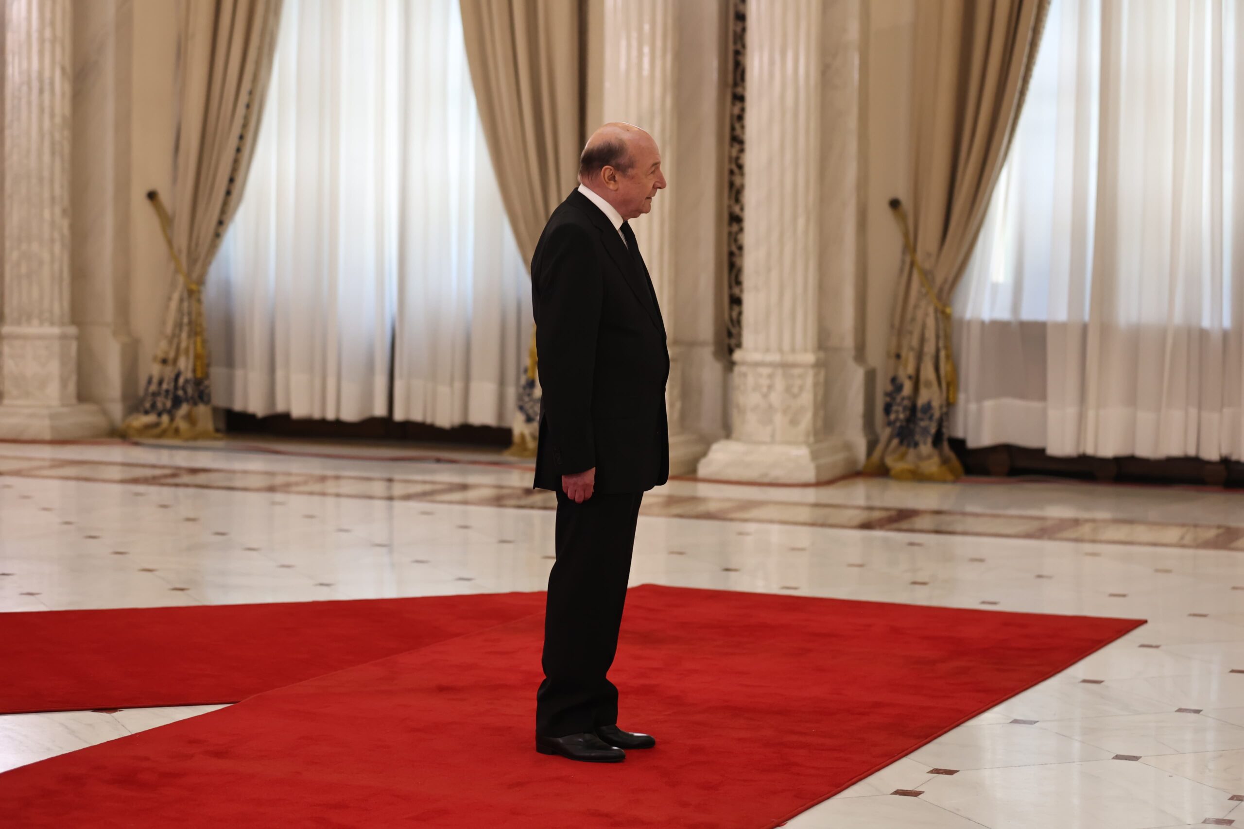 Traian Basescu referindu se la Adrian Vestea este o prestatie de slaba calitate Fostul presedinte afirma ca e alarmant sa l vada in postura de premier