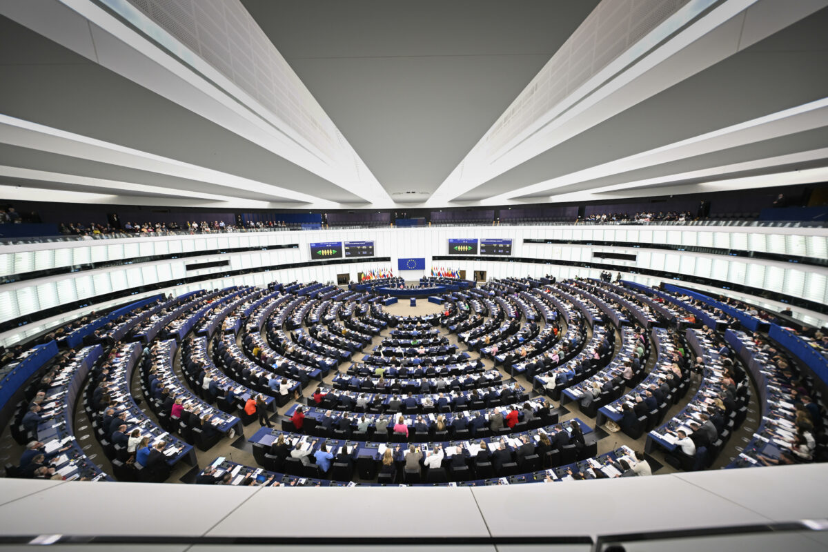 UE isi testeaza puterea economica la Strasbourg comertul cu SUA si reglementarile pentru inteligenta artificiala deschid plenara Parlamentului European