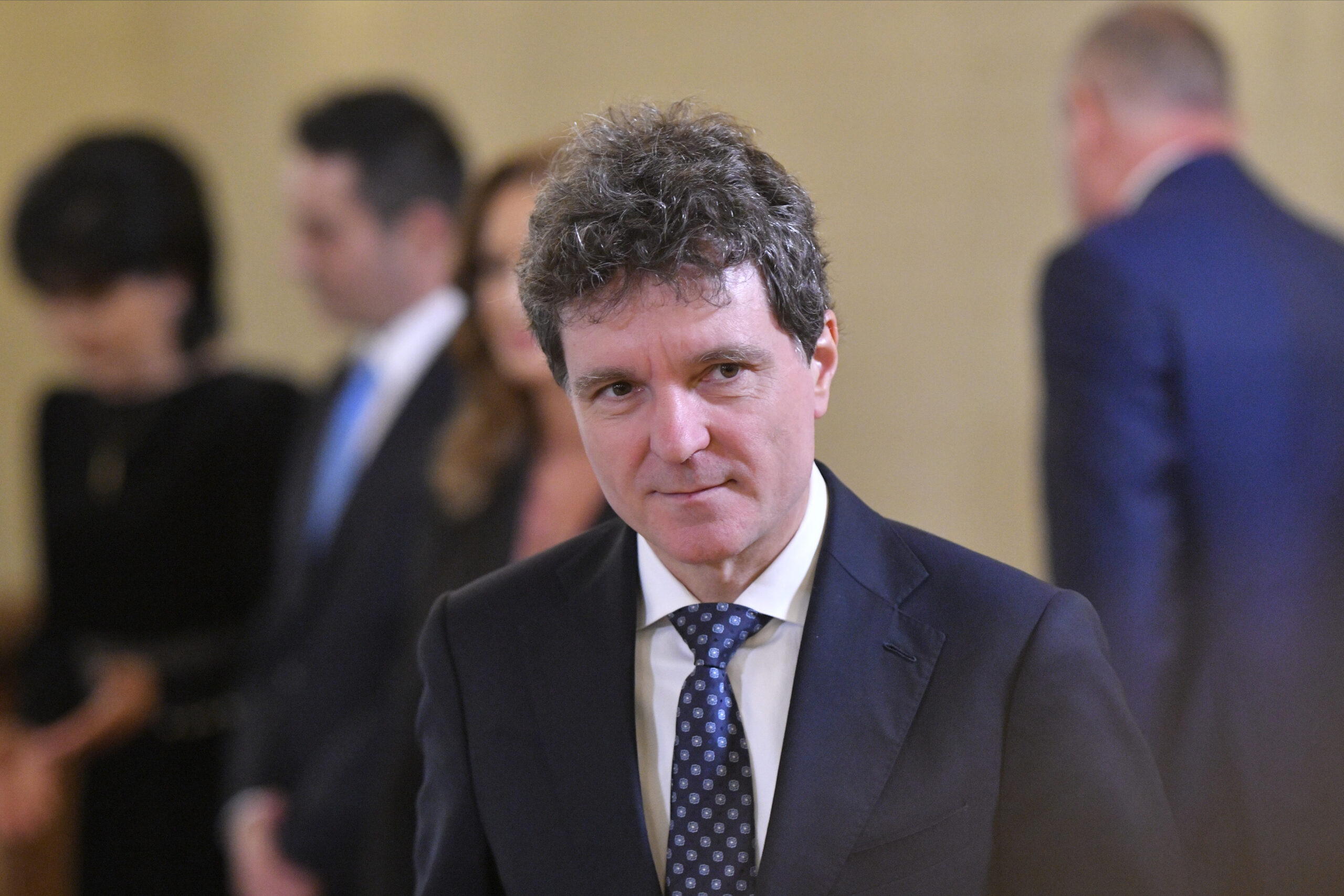 zi cruciala pentru constituirea noului guvern liderii partidelor se intalnesc diseara cu nicusor dan la palatul cotroceni siegfried muresan si sorin grindeanu posibilii premieri