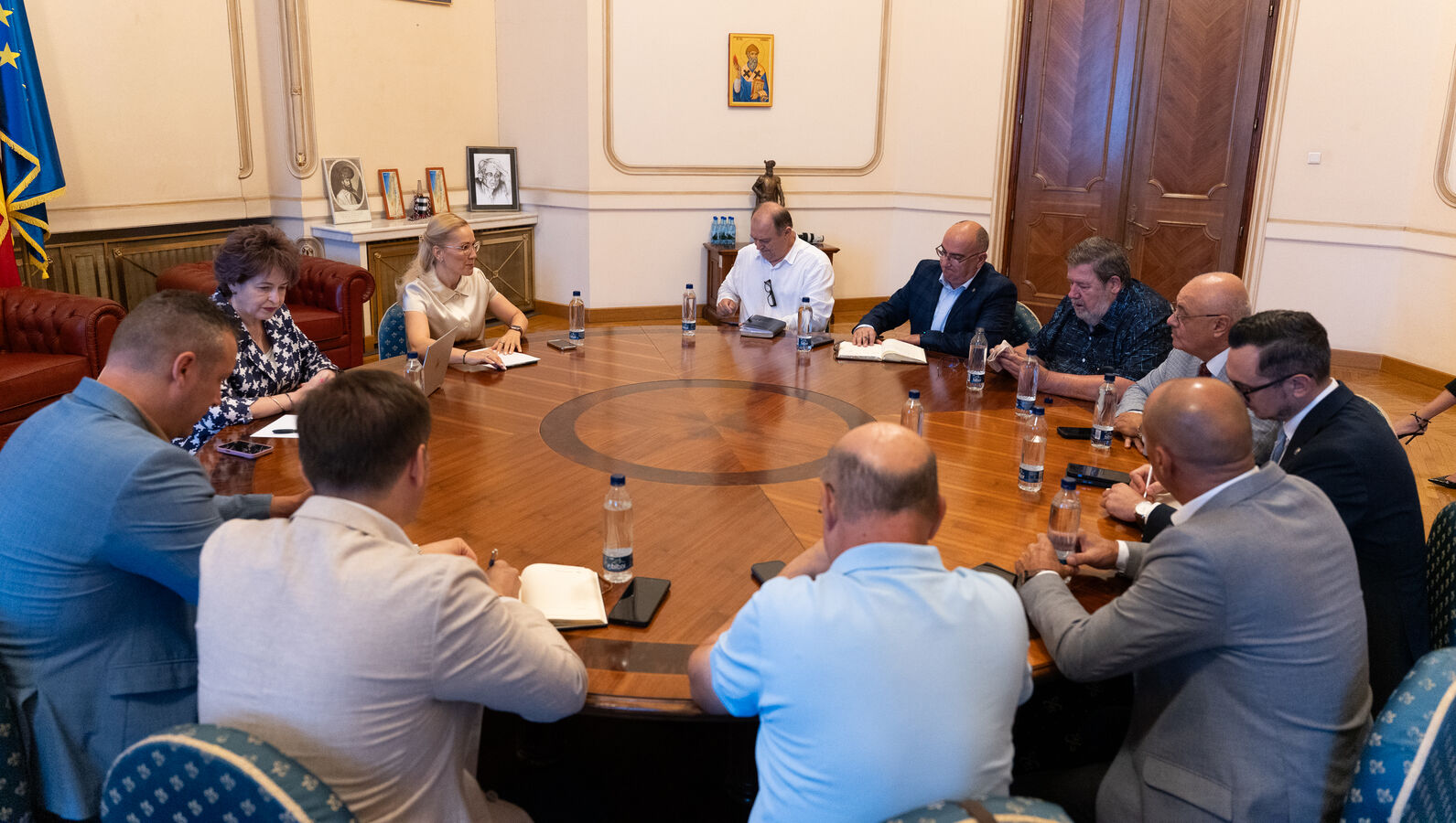 AUR finalizează un acord de consultare și dialog cu principalele confederații sindicale pentru revizuirea Legii salarizării unitare. 2 AUR finalizeaza un acord de consultare si dialog cu principalele confederatii sindicale pentru revizuirea Legii salarizarii unitare