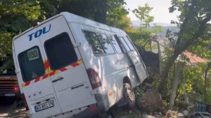 Plan Rosu de Interventie in Arges Un microbuz cu 16 pasageri a fost implicat intr o coliziune cu un copac Surse In