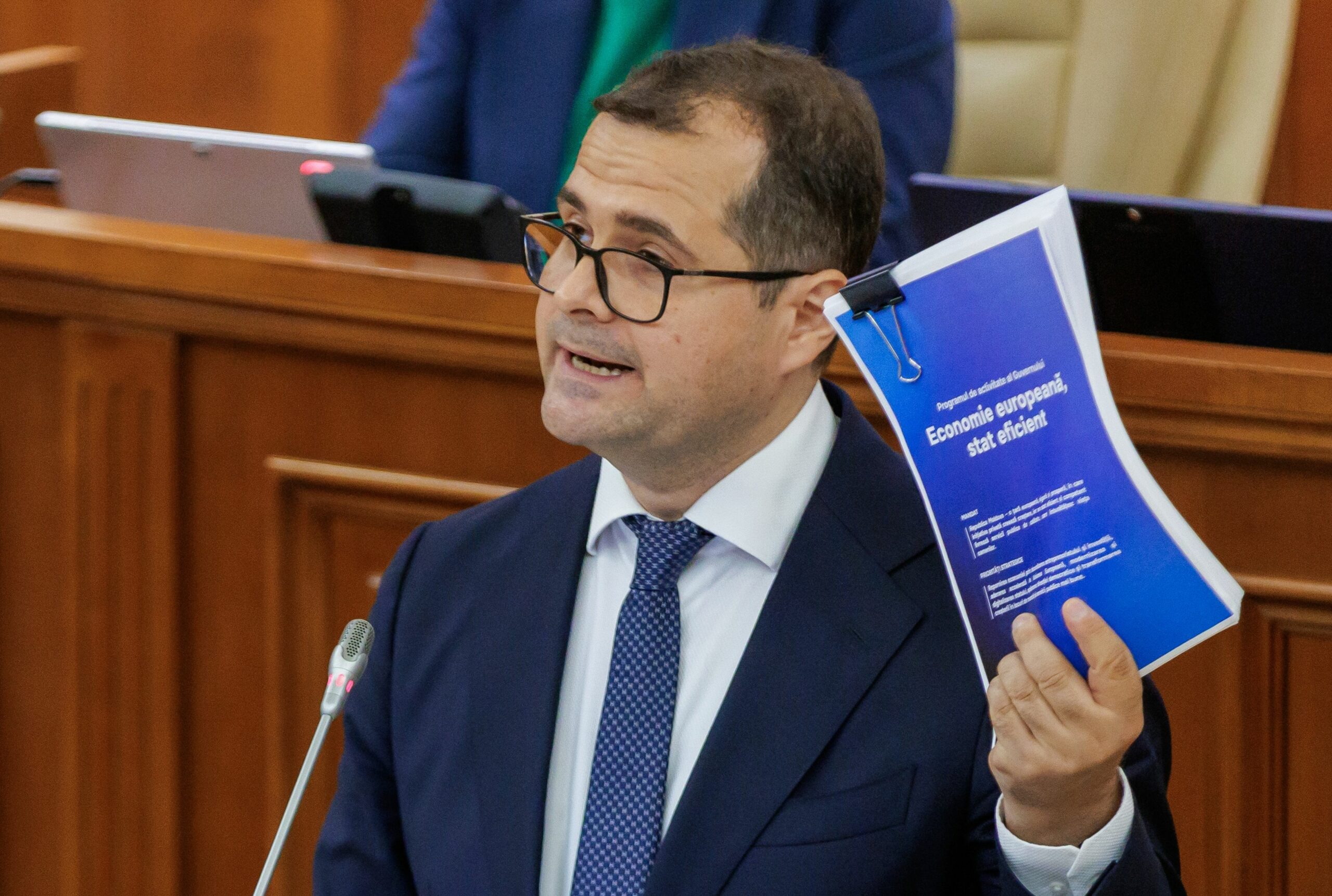 Premierul Republicii Moldova, Vasile Tofan, întâmpinat joi de Ilie Bolojan și Nicușor Dan. Programul întâlnirilor în cadrul primei sale vizite oficiale în România. 2 Premierul Republicii Moldova Vasile Tofan intampinat joi de Ilie Bolojan si Nicusor Dan Programul intalnirilor in cadrul primei sale vizite oficiale in Romania