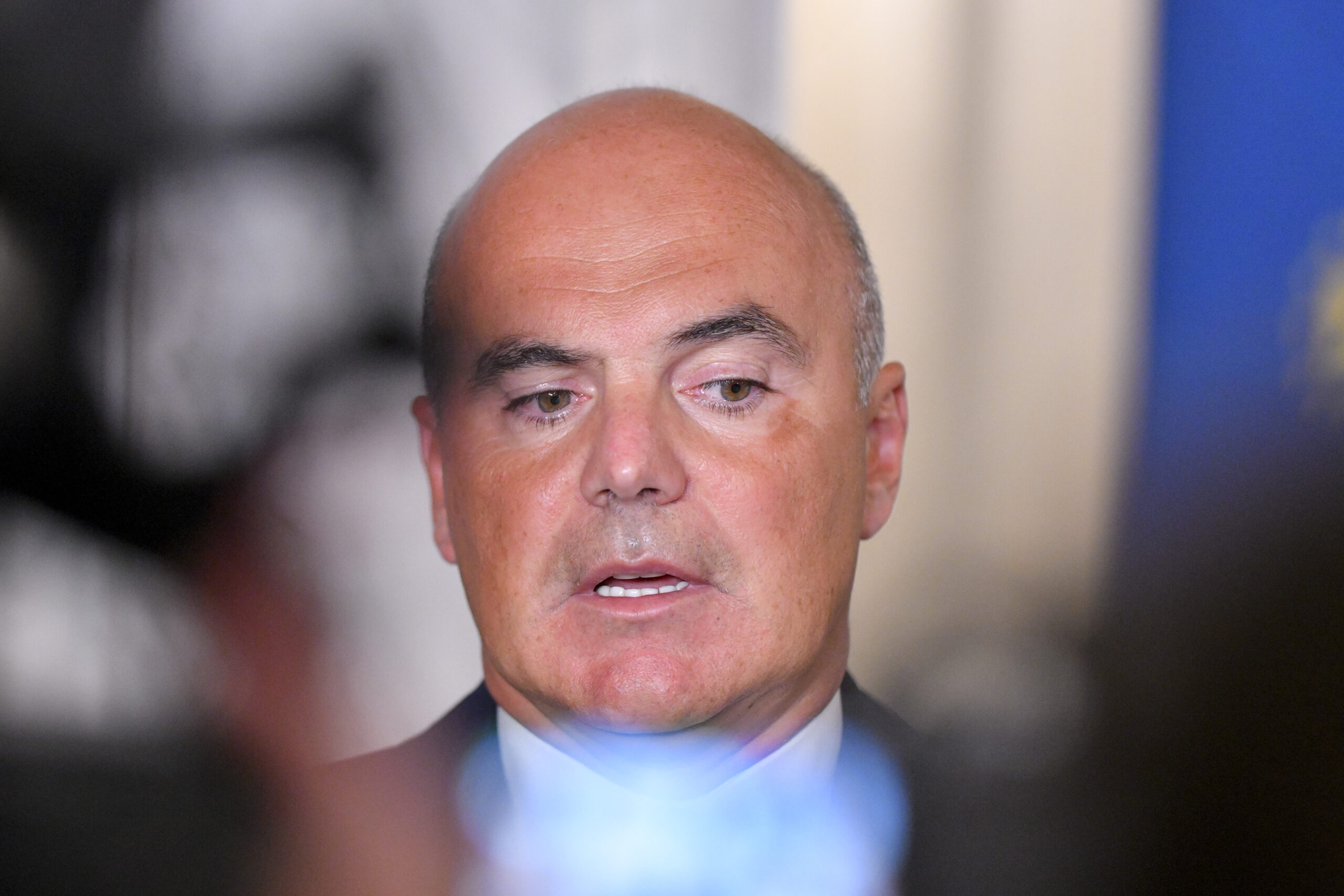 Rares Bogdan il impeach e pe Bolojan pentru distrugerea economiei si a PNL Nu cred ca a citit trei carti in viata lui