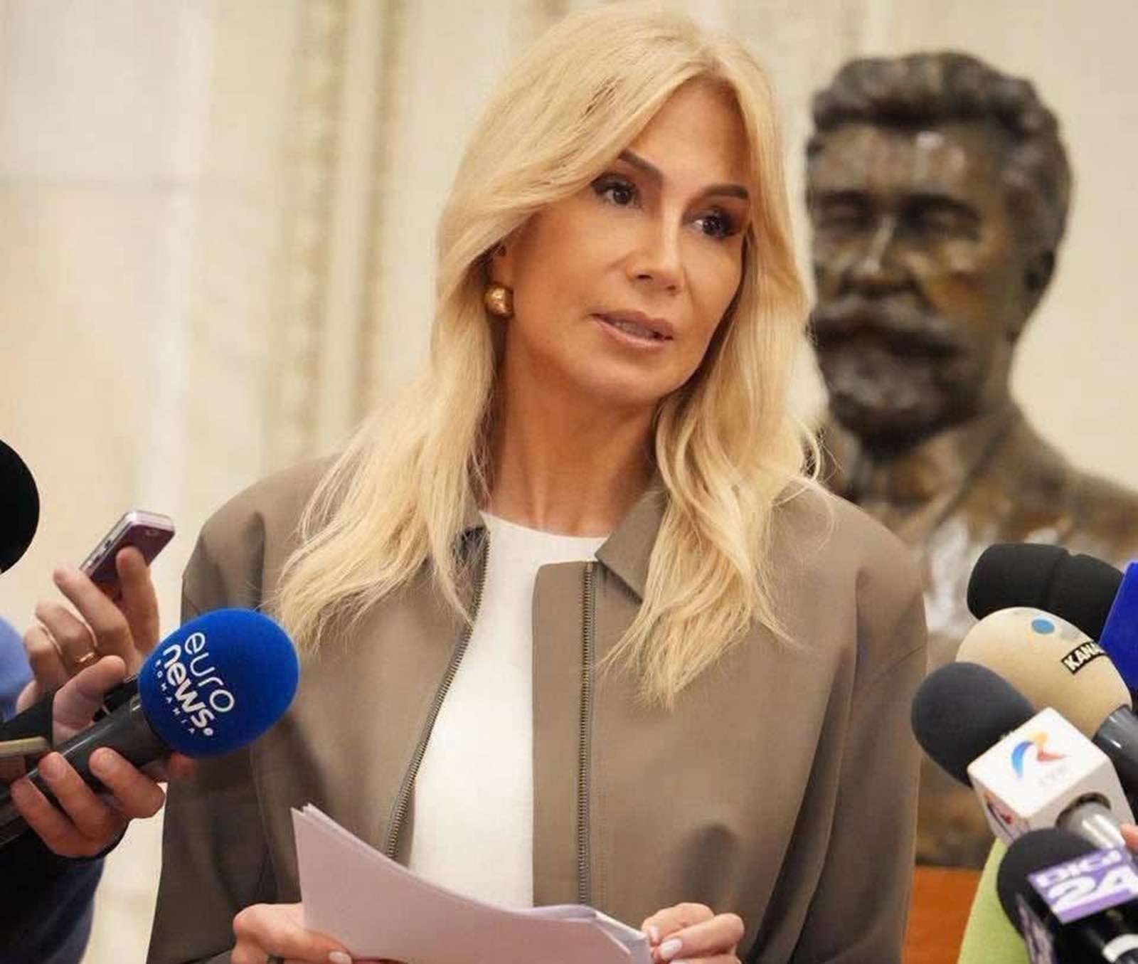 Conflict de interese cat o cladire de minister Raluca Turcan atac ferm la adresa ministrului Culturii