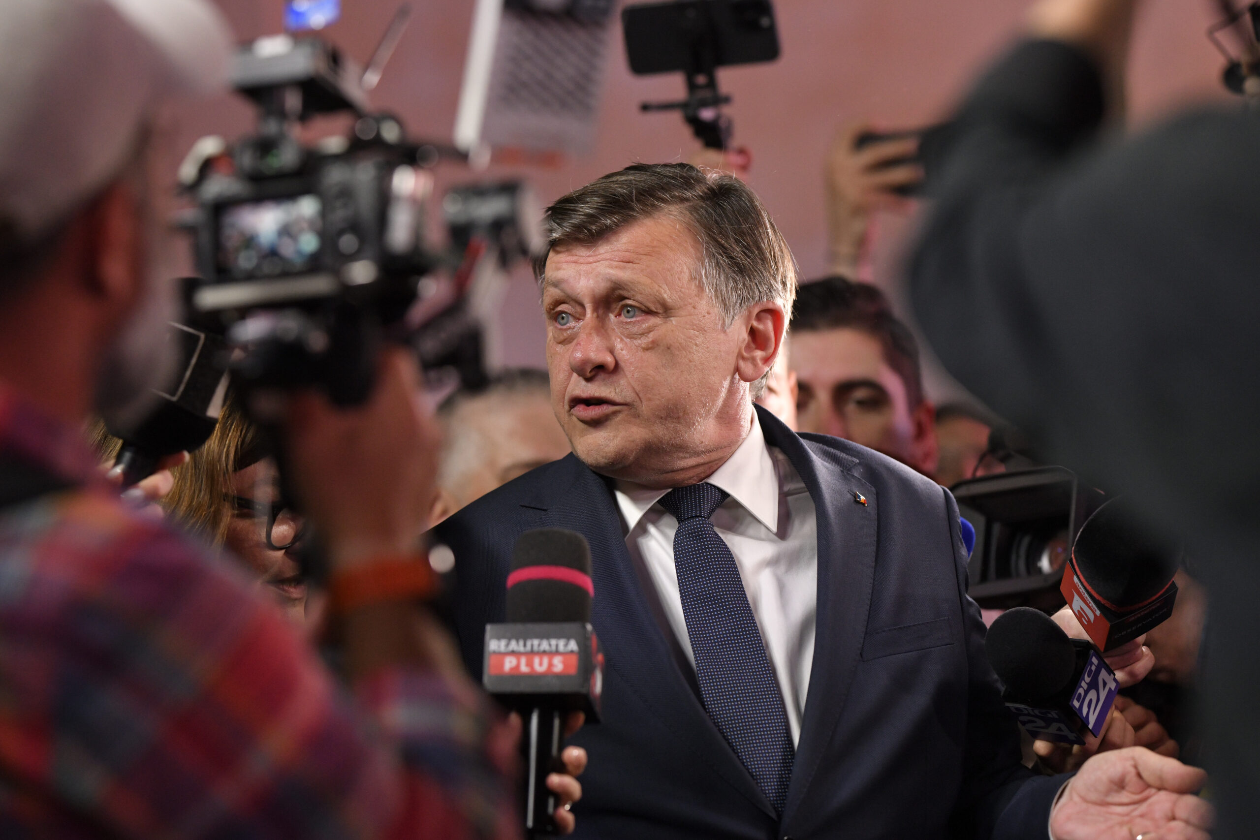 Crin Antonescu îl nominalizează pe Alexandru Nazare pentru funcția de premier: „Este singura soluție” 2 Crin Antonescu il nominalizeaza pe Alexandru Nazare pentru functia de premier Este singura solutie