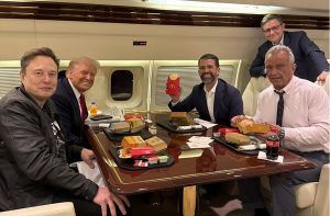 Cutii peste cutii de la McDonalds Ce mananca Trump in avion si de ce refuza restaurantele locale