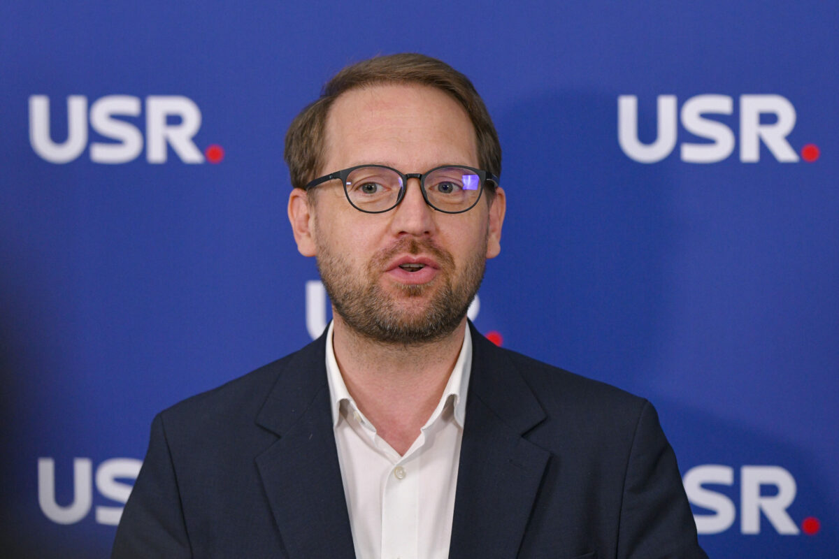 Dominic Fritz, singurul lider care nu a fost prezent la negocierile de la Cotroceni. Președintele USR participă online la discuțiile esențiale pentru 770 de milioane de euro. 2 Dominic Fritz singurul lider care nu a fost prezent la negocierile de la Cotroceni Presedintele USR participa online la discutiile esentiale pentru 770 de milioane de euro