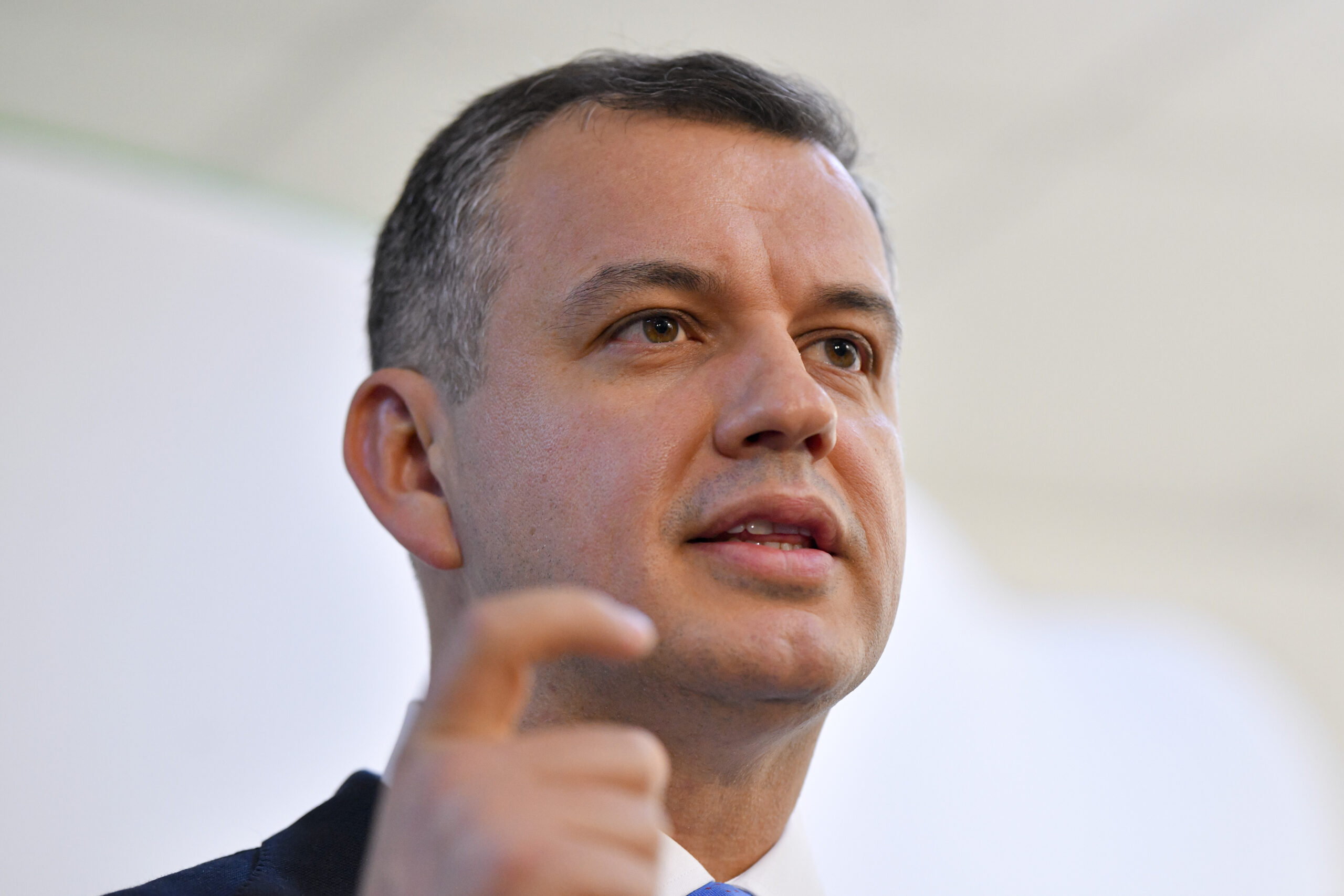 Eugen Tomac referitor la criza guvernamentala Presedintele este pregatit sa numeasca maine un candidat daca anunta ca are o majoritate solida in spate