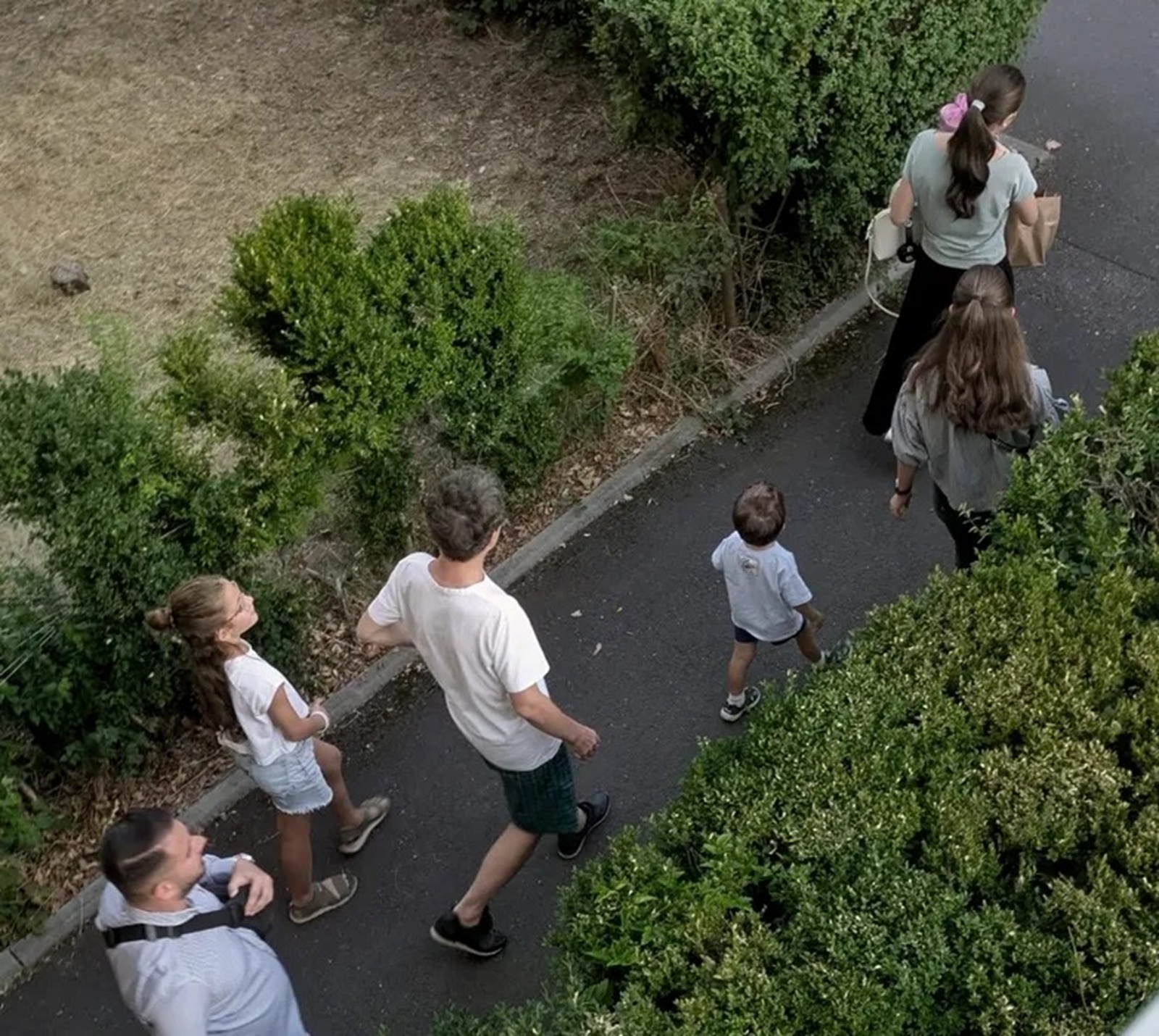 Imagini rare cu Nicusor Dan Presedintele in pantaloni scurti alaturi de familie la Fagara
