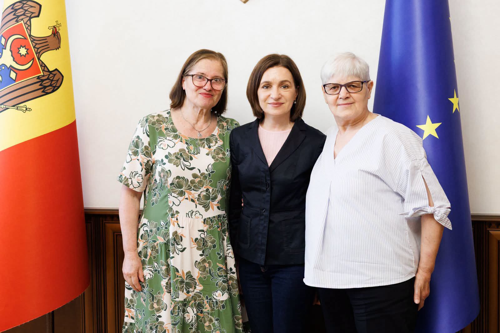 Maia Sandu a avut o întâlnire cu două femei care au avut curajul să scrie în limba română pe zidurile Chișinăului în 1970, „sfidând regimul sovietic”. 3 Maia Sandu a avut o intalnire cu doua femei care au avut curajul sa scrie in limba romana pe zidurile Chisinaului in 1970 sfidand regimul sovietic