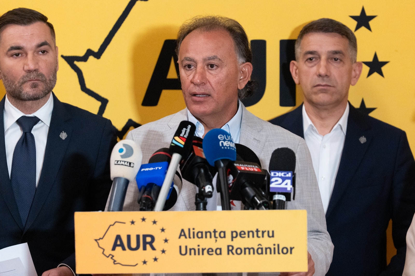 Mohammad Murad (deputat AUR): „Domnule Bolojan, dacă austeritatea este necesară, începeți cu politica, nu cu elevii.” 2 Mohammad Murad deputat AUR Domnule Bolojan daca austeritatea este necesara incepeti cu politica nu cu elevii