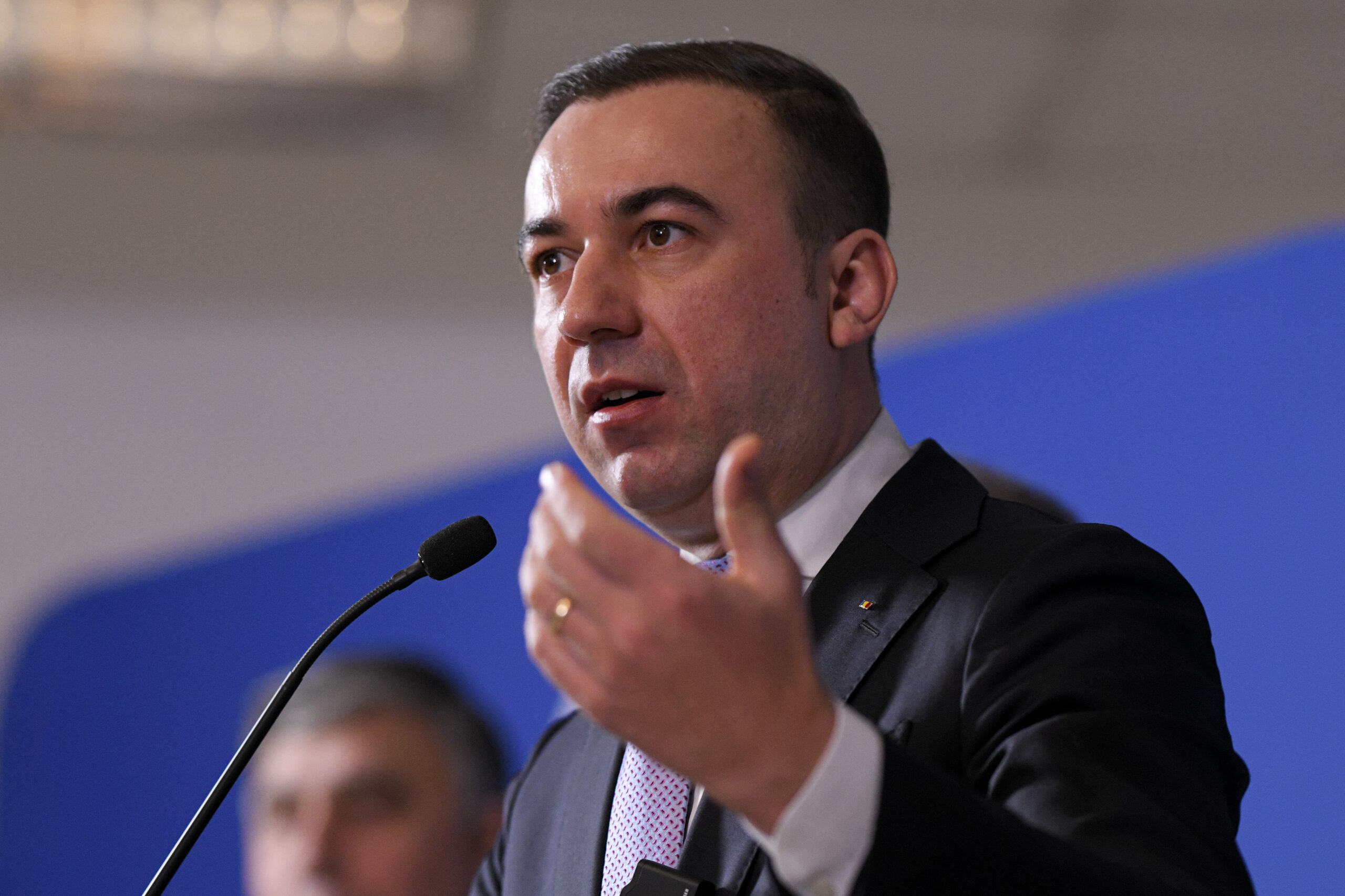 Motorina se va ieftini cu 68 de bani pe litru incepand de la miezul noptii Bogdan Ivan Efectul se va observa imediat la pompa