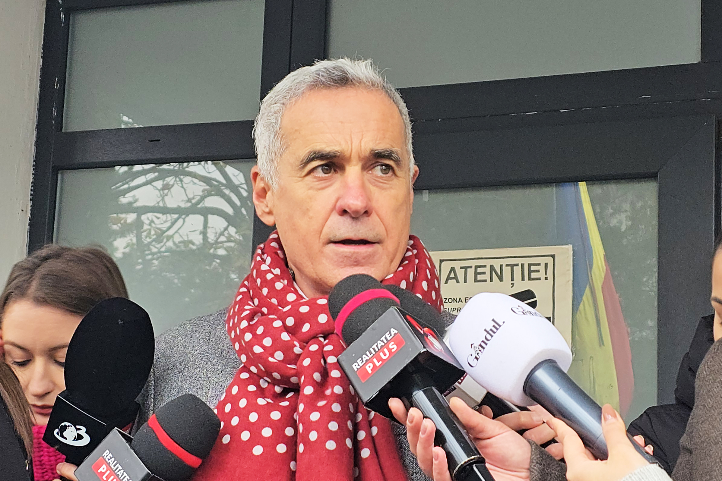 Procesul lui Călin Georgescu, din nou suspendat: dosarul a rămas fără judecător, iar avocatul fostului candidat se află în străinătate. 2 Procesul lui Calin Georgescu din nou suspendat dosarul a ramas fara judecator iar avocatul fostului candidat se afla in strainatate