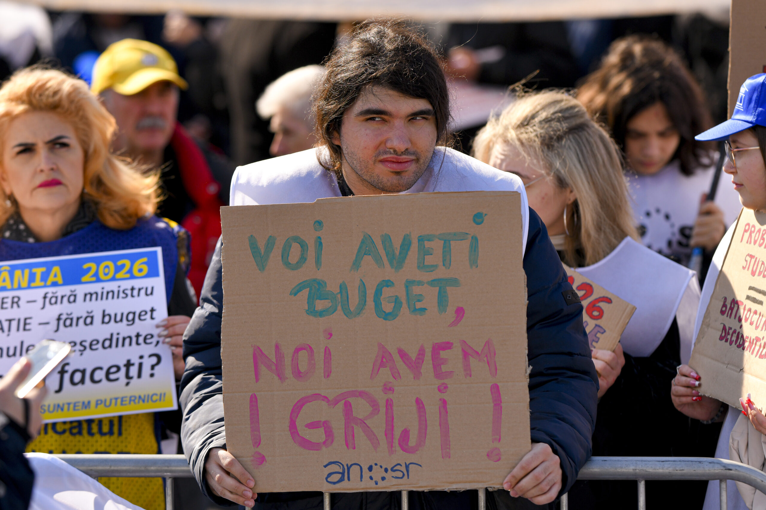 Sindicatul funcționarilor guvernamentali îl critică pe Ilie Bolojan pentru politicile adoptate în criza energetică. 2 Sindicatul funcionarilor guvernamentali il critica pe Ilie Bolojan pentru politicile adoptate in criza energetica