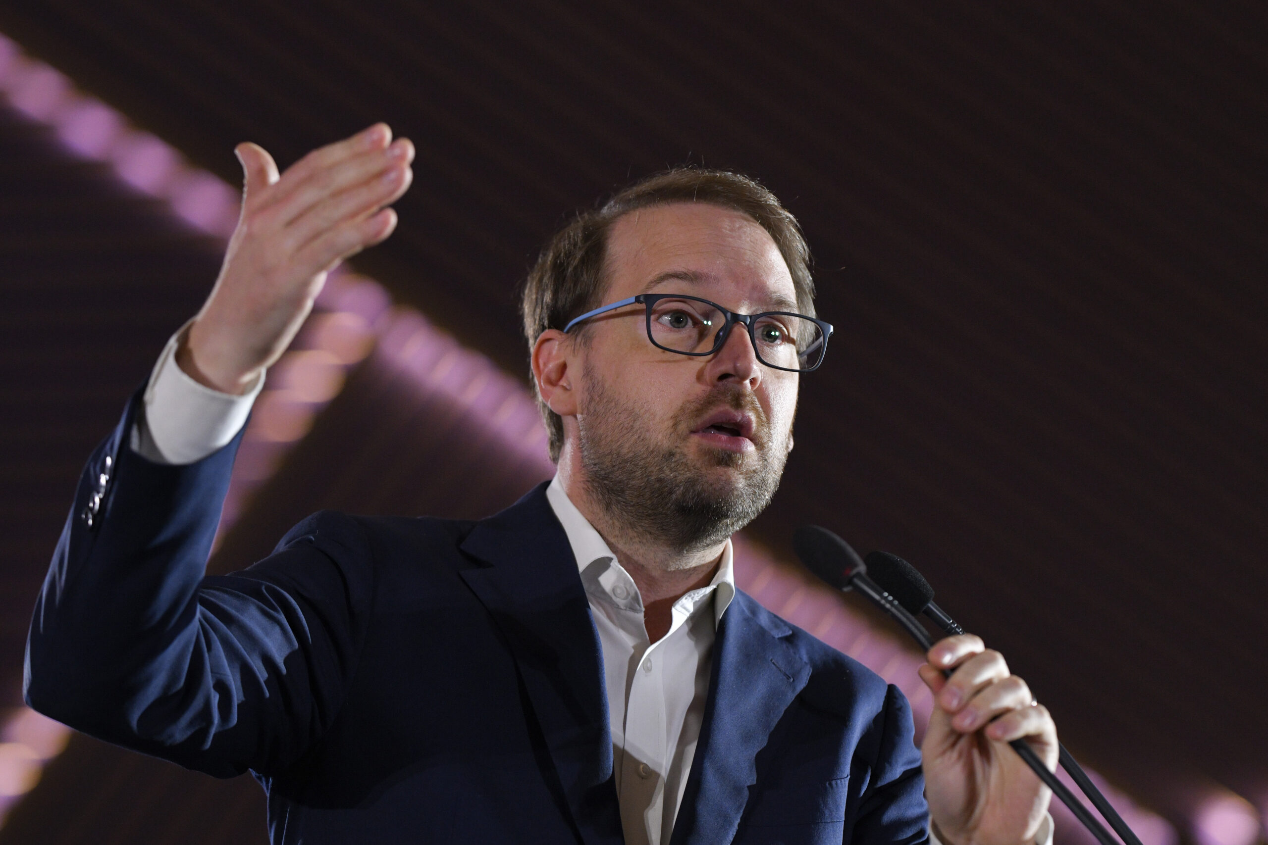 USR îl reconfirmă în unanimitate pe Dominic Fritz la conducerea partidului, după hotărârea CCR în cazul său 2 USR il reconfirm n unanimitate pe Dominic Fritz la conducerea partidului dupa hotrrea CCR n cazul su