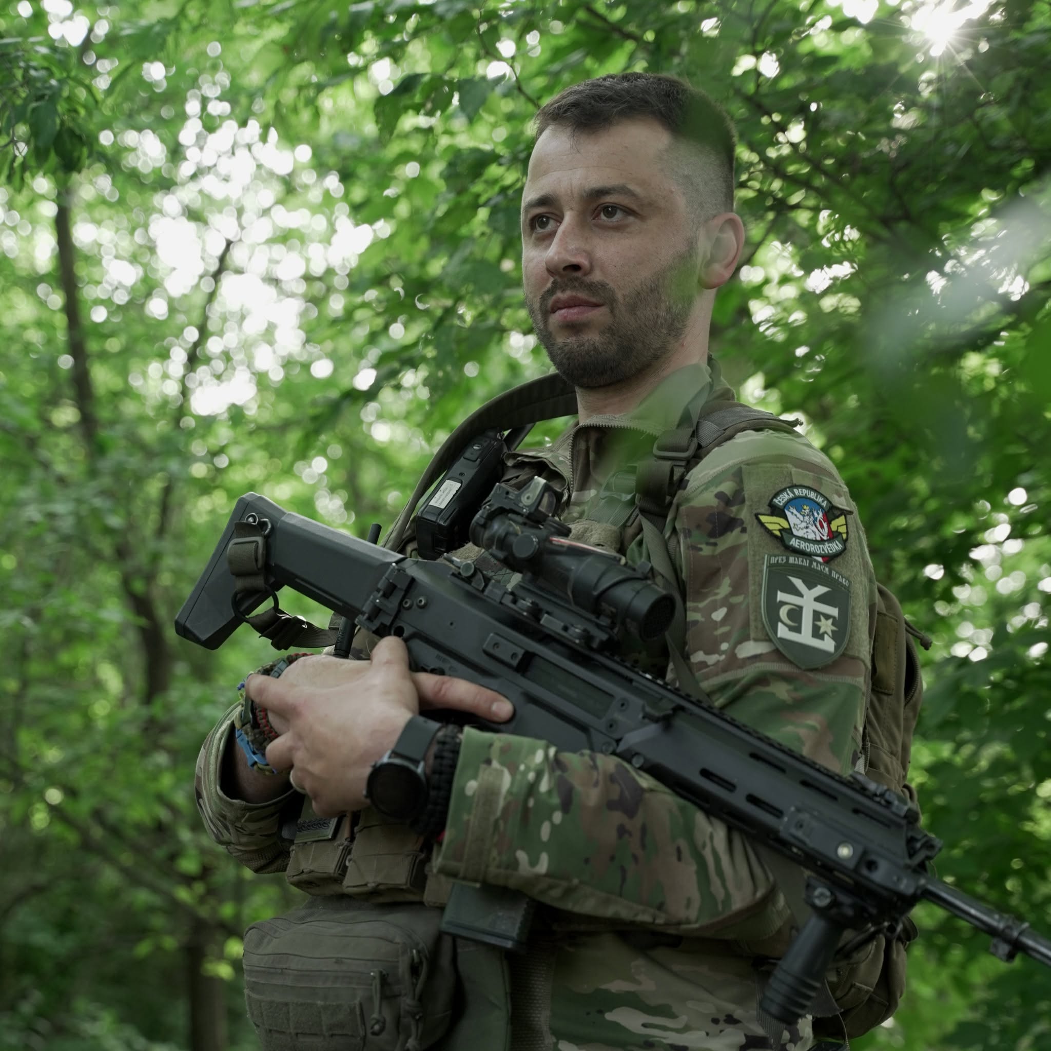Un commander ucrainean îi reproșează pe conaționali: La noi, fiecare instalator se crede general. 2 Un commander ucrainean ii reproseaza pe conationali La noi fiecare instalator se crede general