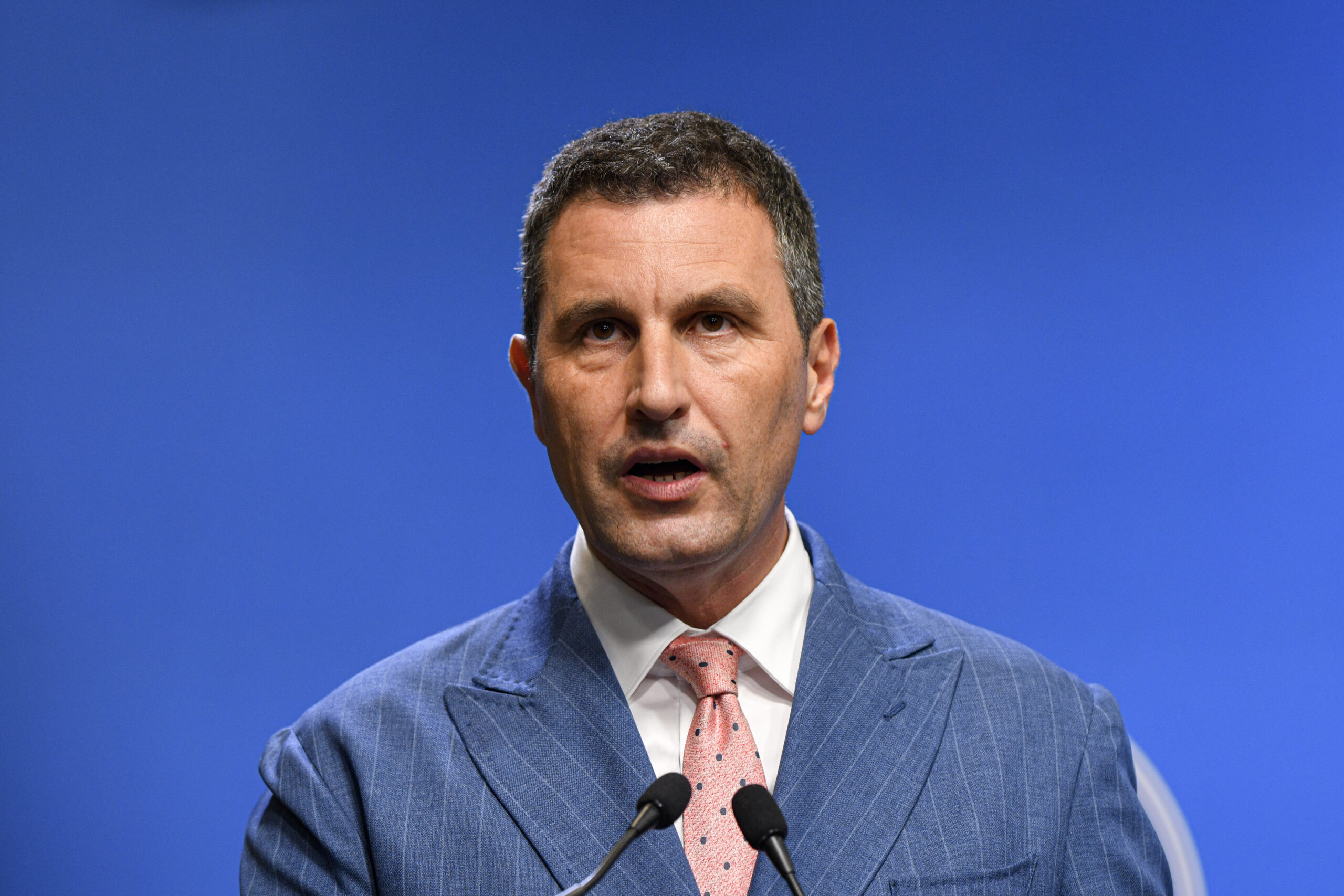 Vicepremierul Tanczos Barna il contrazice pe liberalul Mircea Fechet Legea salarizarii are sanse reduse de a fi adoptata in Parlament