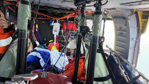 misiune de salvare in marea neagra la 90 de kilometri de tarm un elicopter black hawk a evacuat un ranit