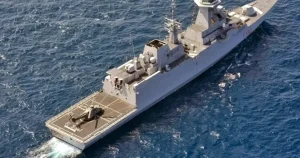 O femeie comandă nava de război europeană din Marea Roșie, contra houthi