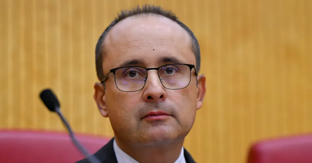 Secretar de stat la Energie, blocat de protestatari să ajungă la o ședință importantă 3 Secretar de stat la Energie, blocat de protestatari să ajungă la o ședință importantă