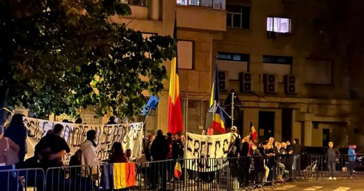 A zecea noapte de proteste pentru Călin Georgescu. 150 de susținători la Arestul Central
