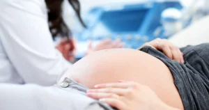 Lege pentru naștere cu partenerul. Scandal pe vaccinarea nou-născuților