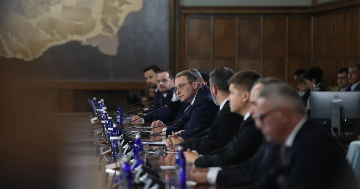 Miniștrii noului cabinet se instalează la Guvern, în prima ședință de la Palatul Victoria