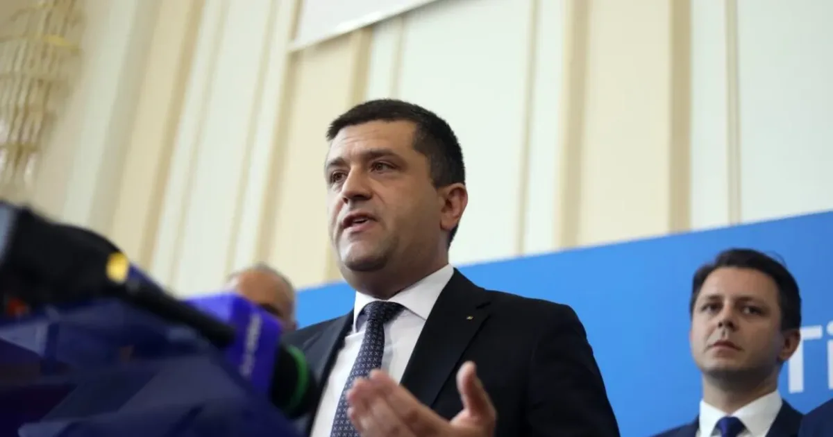 Miruță, absent la ceremonia de predare-primire. A discutat cu noul ministru al Apărării 3 Miruță, absent la ceremonia de predare-primire. A discutat cu noul ministru al Apărării